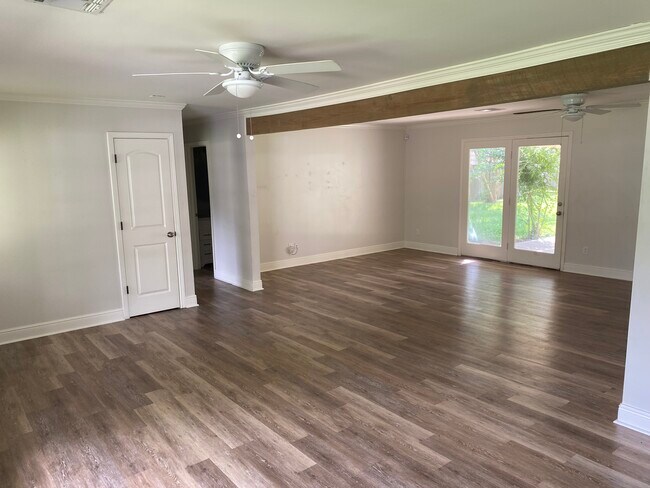 Foto del edificio - 400 Corona Dr