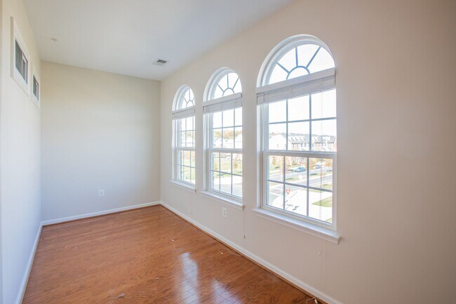 Building Photo - Stunning 3 BR/2.5 BA Townhome in Greenbelt!
