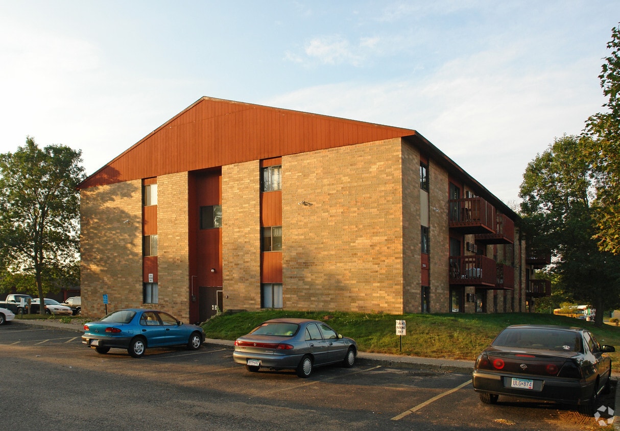 Primary Photo - Royal Oaks Apartments