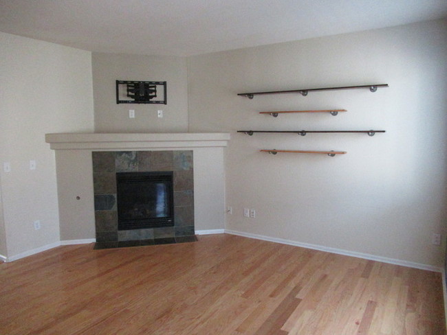Building Photo - Stunning Townhome in Cherrywood Park!