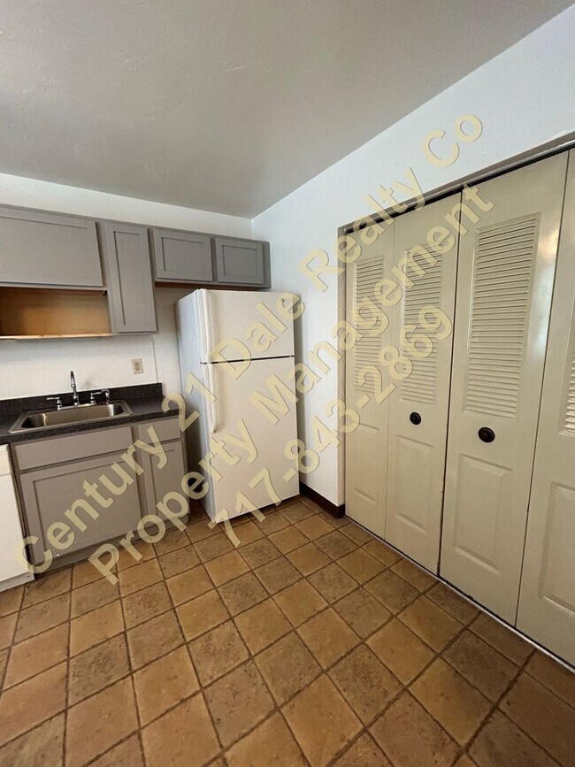 Building Photo - 2 BR, 1.5 Bath in West York School District