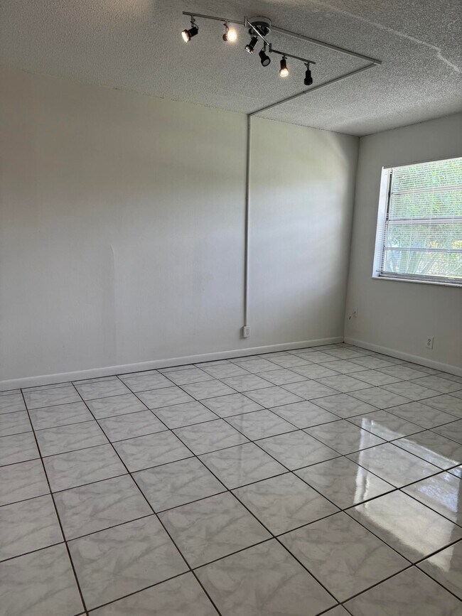 Foto del edificio - 650 SW 15th Ave