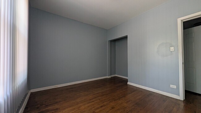 Foto del edificio - Spacious 3BR Apartment in Oak Park – 1,326...
