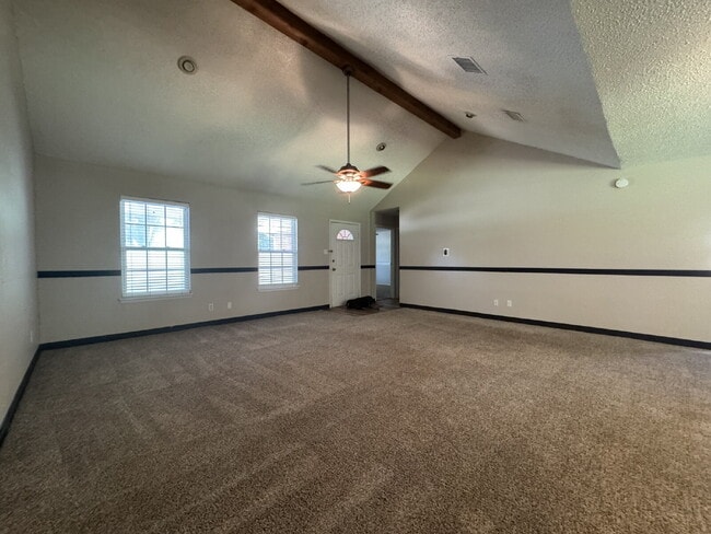 Building Photo - Amazing 3 bedroom 2 bath with great backya...