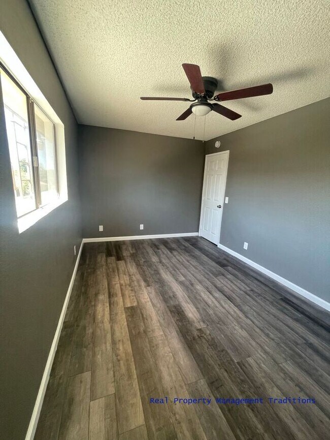 Building Photo - **$500 off 1st month's rent** Lancaster Ap...
