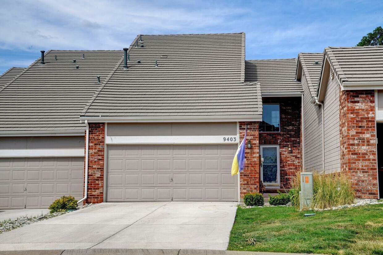 Primary Photo - Beautiful luxury townhome style condominiu...