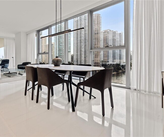 Foto del edificio - 300 S Biscayne Blvd