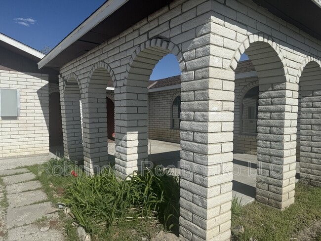 Building Photo - 169 Flowing Wells Dr