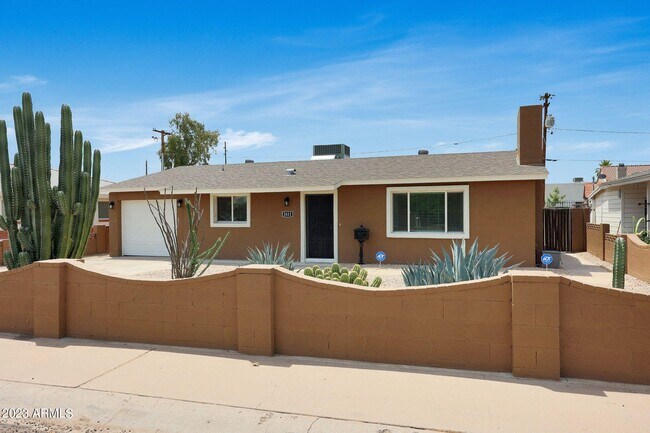 Foto del edificio - 2411 W Cheery Lynn Rd