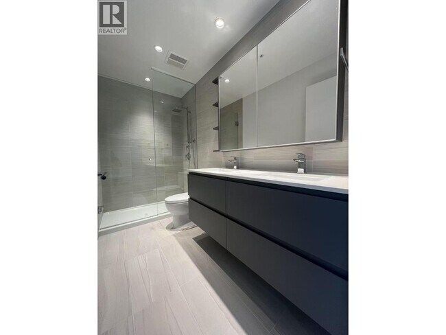 Photo du bâtiment - 6808 Minoru Blvd