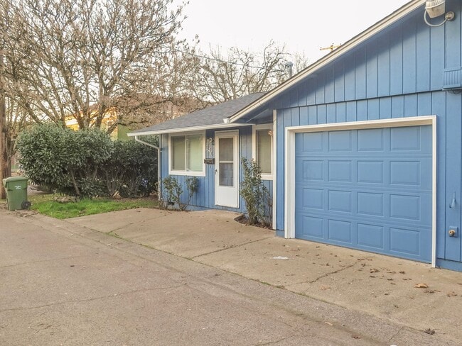Building Photo - Updated 2 Bedroom Duplex in Salem Availabl...