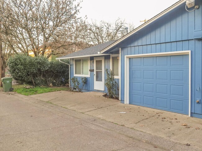 Foto del edificio - Updated 2 Bedroom Duplex in Salem Availabl...