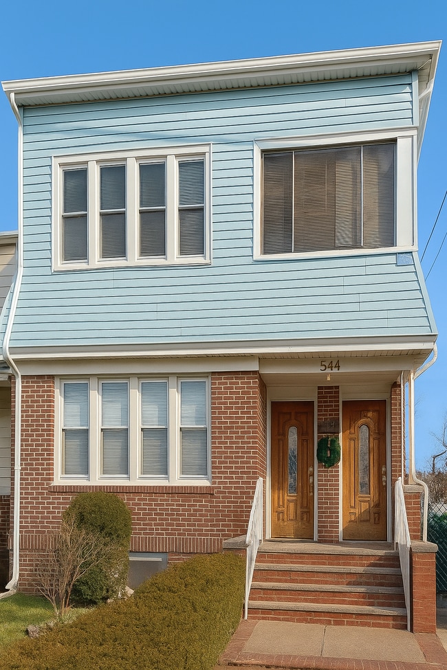 Building Photo - 544 Joralemon St