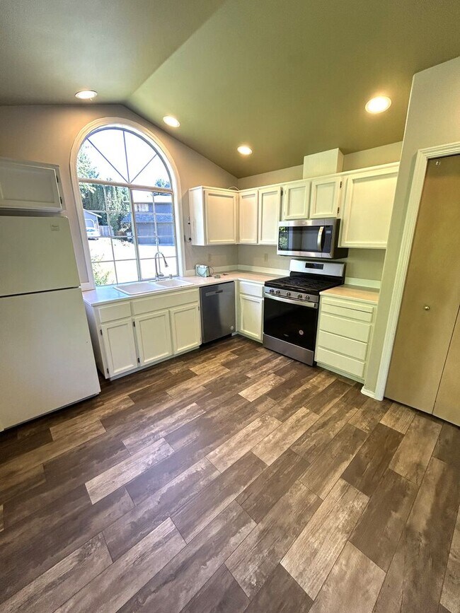 Building Photo - Large 4 bedroom 2.5 bath home in Glen Eagle
