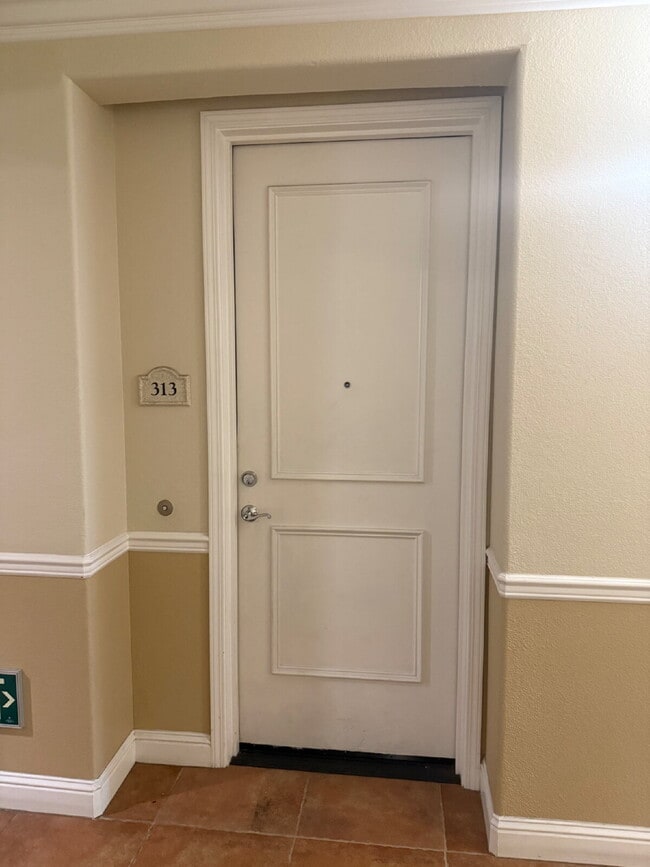 Building Photo - Stunning Upper-Level Luxury 2 Bed/2 Bath C...