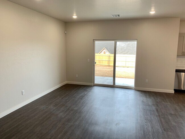 Building Photo - 3 Bedroom 2 Bath Home With Flex Space in E...