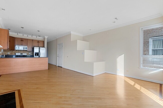 Building Photo - 622 S Oakley Blvd