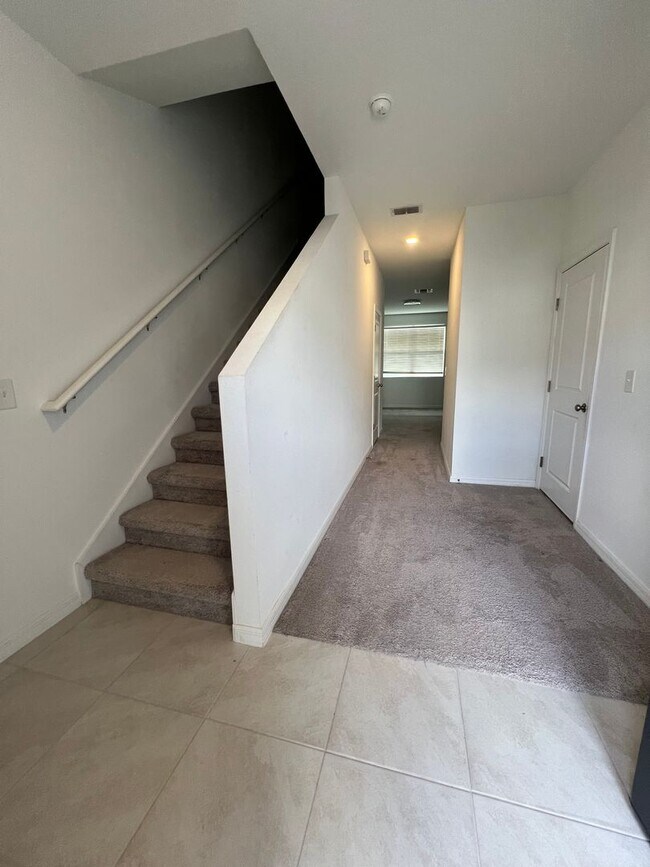 Building Photo - Modern 3-Bed Townhome w/ Garage in Desirable Davenport Community