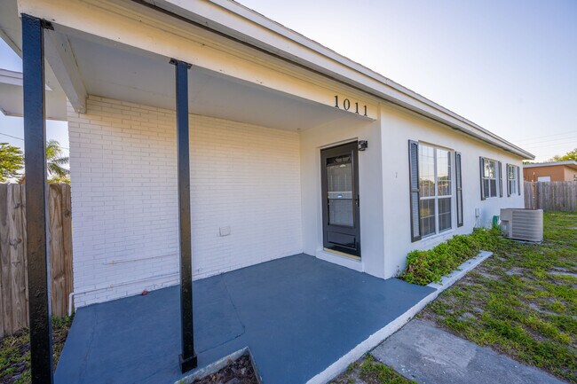 Building Photo - 1011 Bianca Dr NE