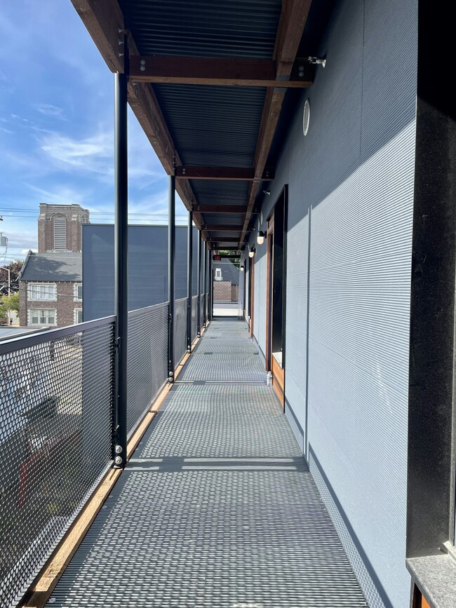Building Photo - 1614 6th Ave