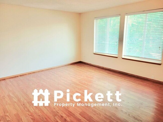 Building Photo - 2 Bedroom with bonus room in Manchester