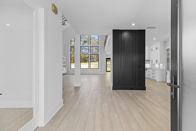 Building Photo - 555 Versailles Dr