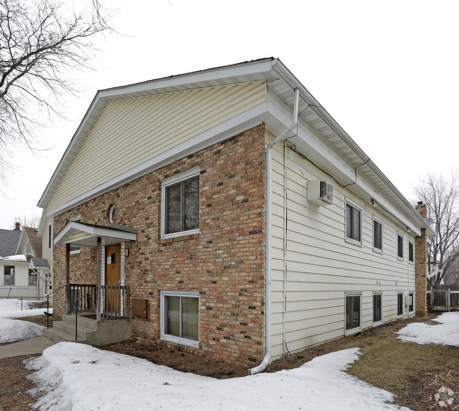 Building Photo - 869 Sherburne Ave