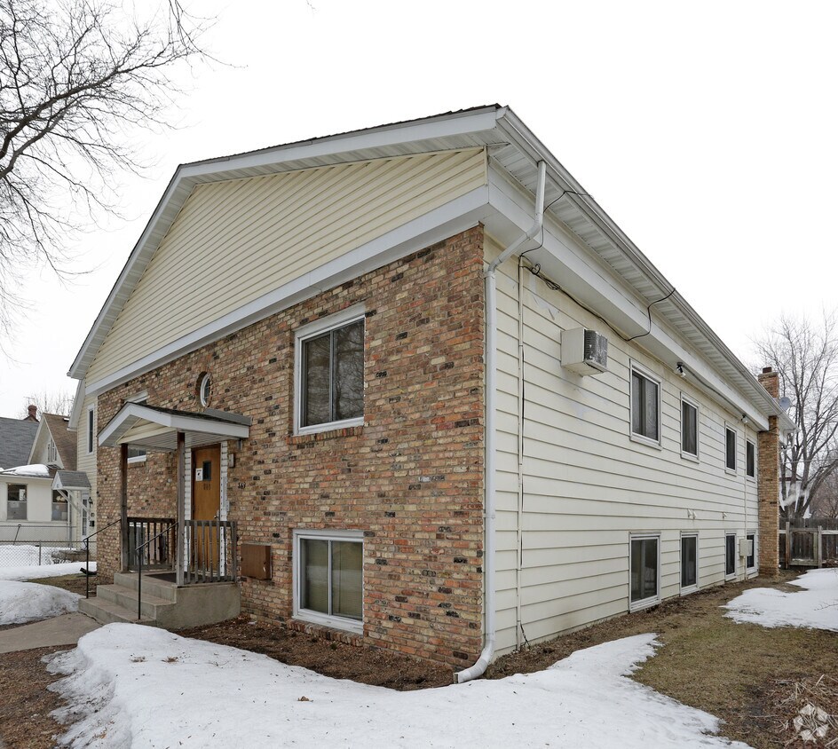 Foto del edificio - 869 Sherburne Ave