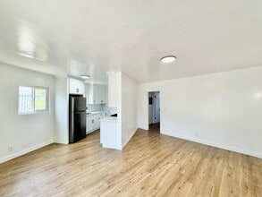 Building Photo - 340 W 87th St