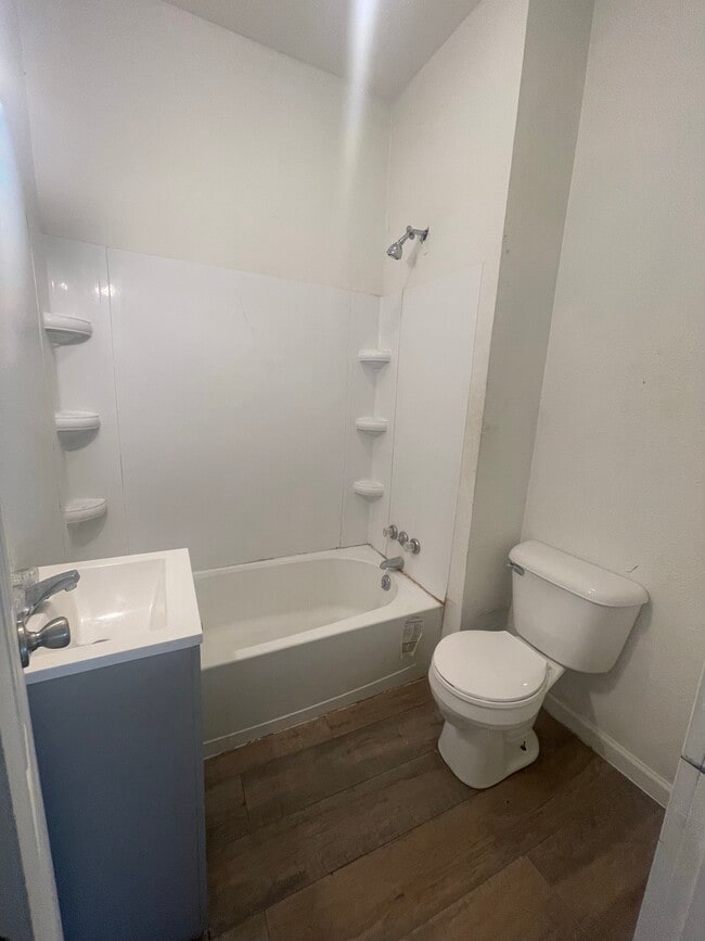 Foto del edificio - 321 E 7th St