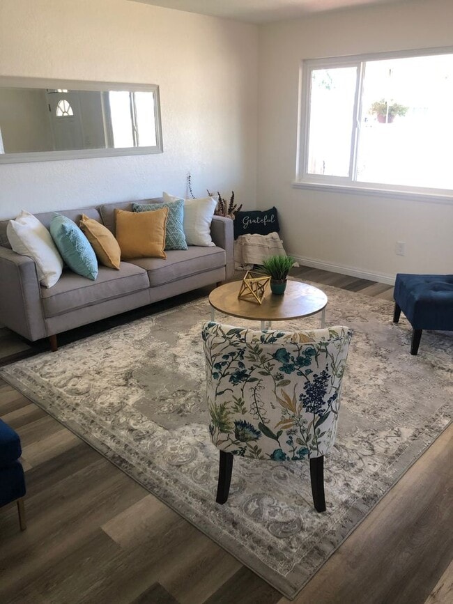 Building Photo - Remodeled Single Family Home!