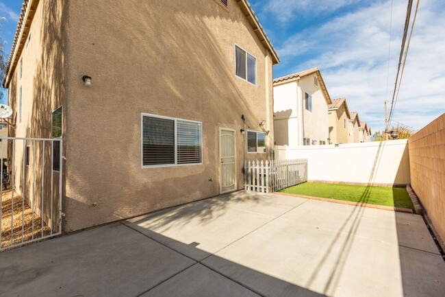 Building Photo - Bright and inviting 2 story home located i...