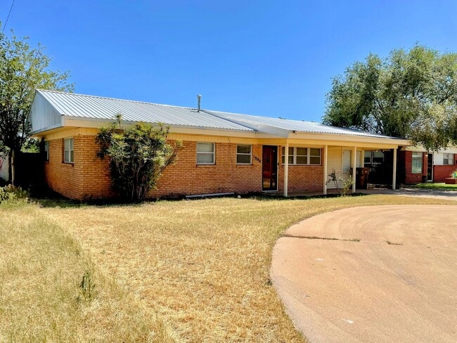 Building Photo - Comfortably Updated 4-Bedroom 2-Bathroom O...