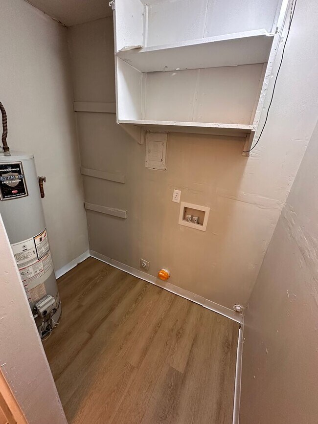 Foto del edificio - $750- 2 bed 1 bath - Cute and small single...