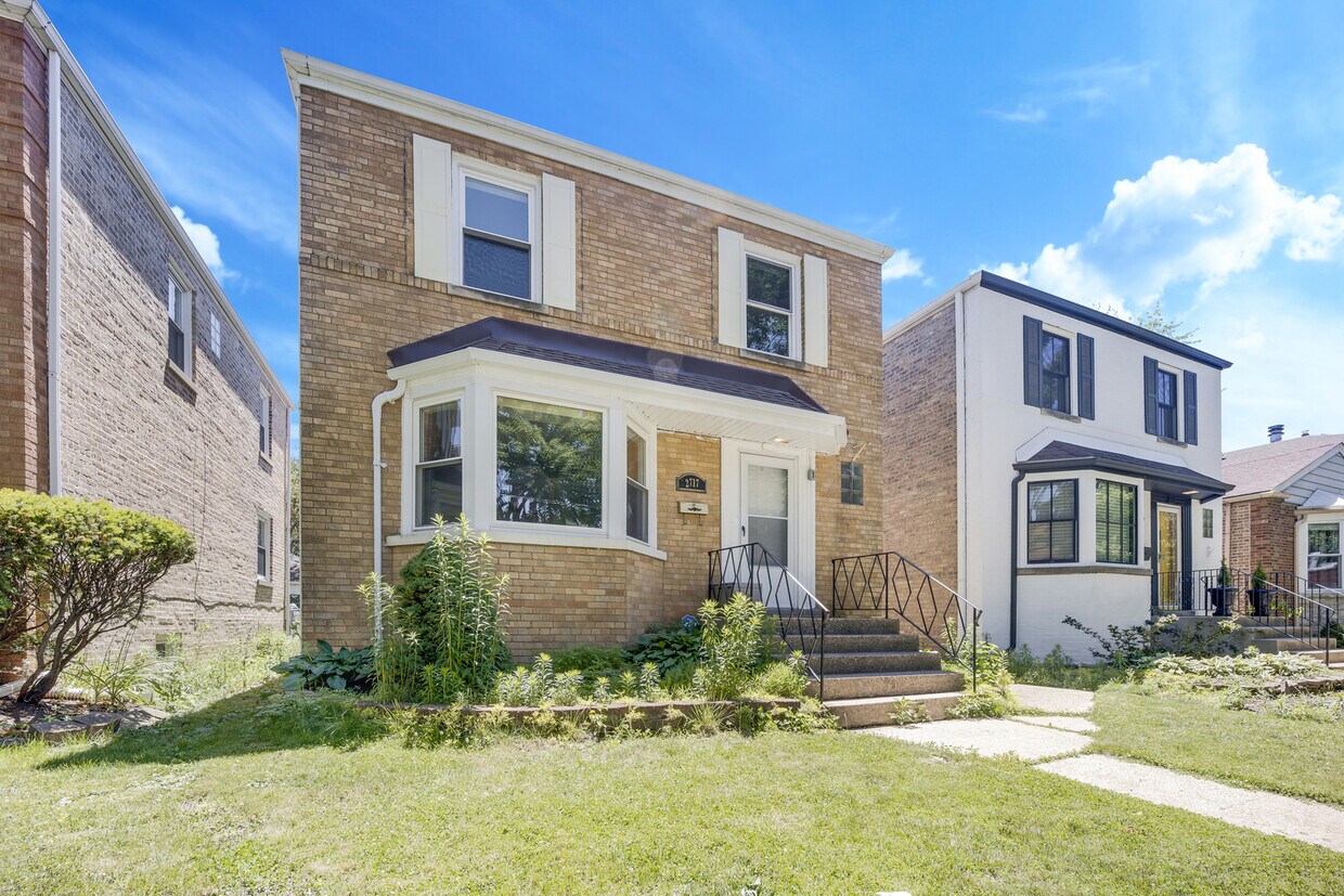 2717 W Catalpa Ave, Chicago, IL 60625 House Rental in Chicago, IL