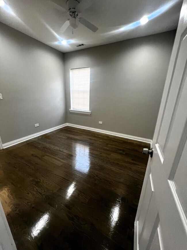 Foto del edificio - 3257 W Warren Blvd