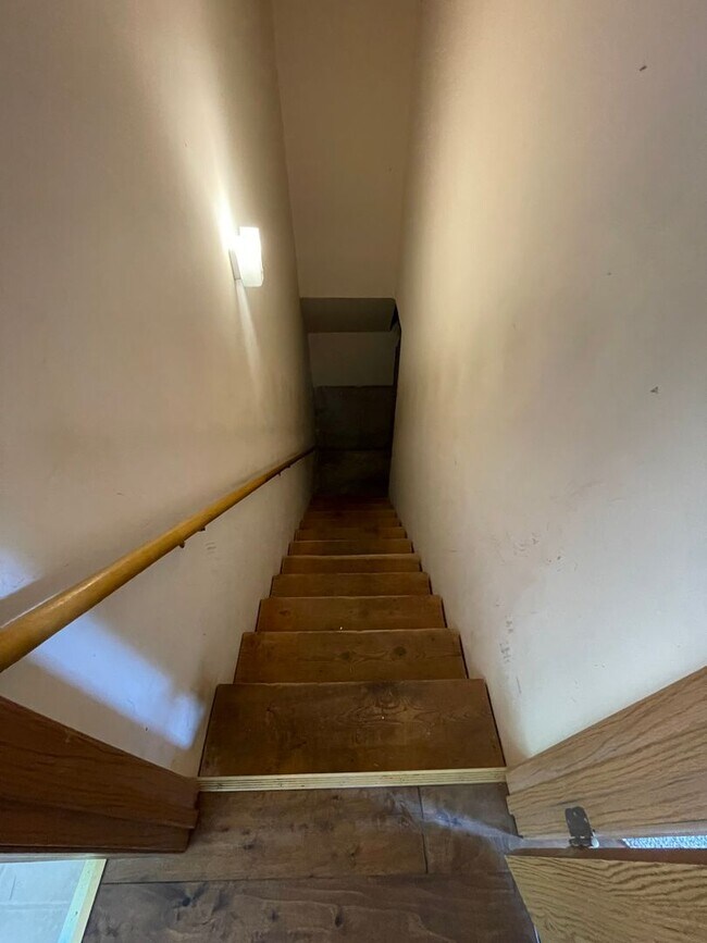 Building Photo - 3 bed/2 bath single- family home