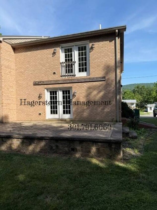 Building Photo - Lovely Brick Duplex in Smithsburg