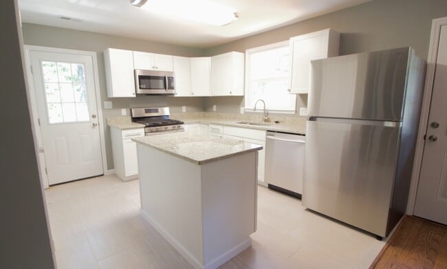 Large Private 3/2 in Lakewood - Fully Fenced in Backyard with Two Large Decks - Large Private 3/2 in Lakewood - Fully Fenced in Backyard with Two Large Decks House