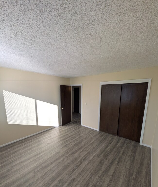 Foto del edificio - 2 Bed 1 Bath Apartment - New Floors - Attached Garage!