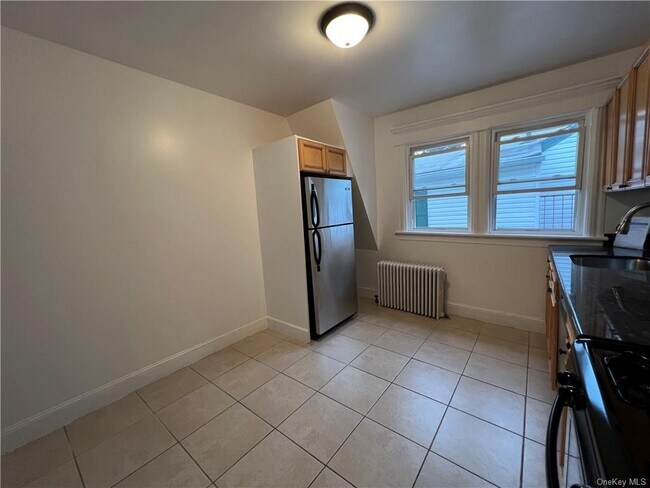 Foto del edificio - 592 Warburton Ave