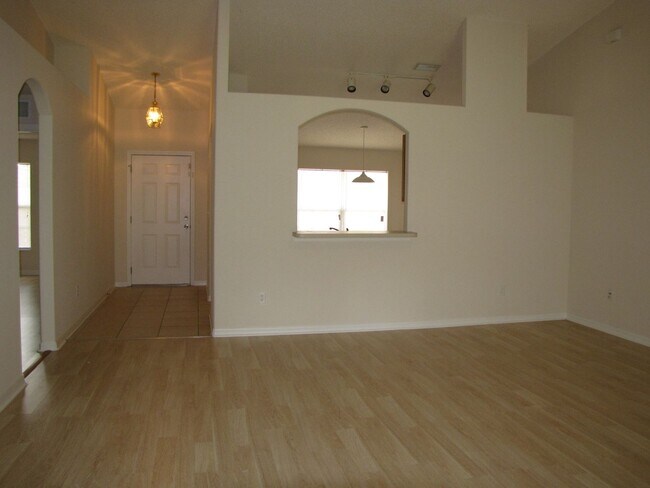 Building Photo - 4/2/2, with screen porch. Convenient locat...