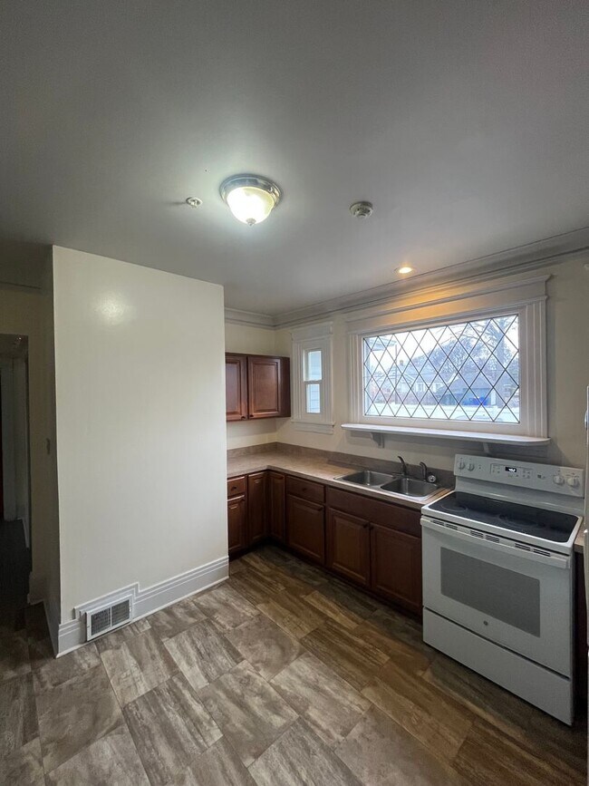 Building Photo - 2729 Dewey Ave