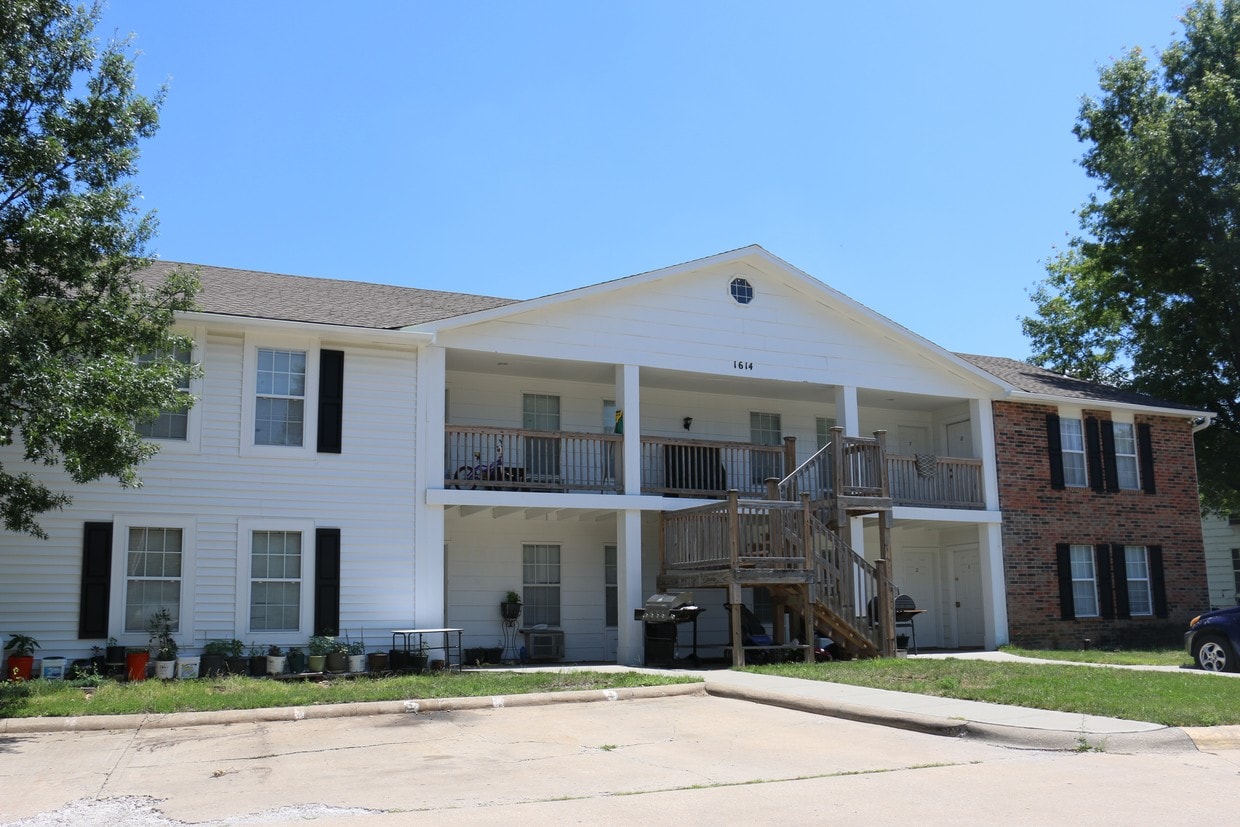 Primary Photo - 1614 E Kansas City Rd