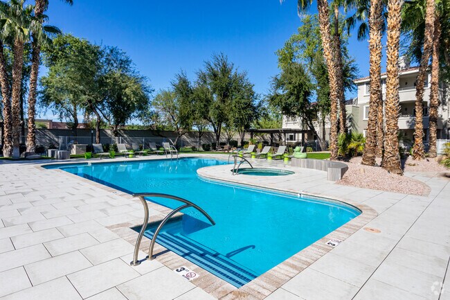 Dos piscinas estilo centro turístico y spa climatizado - Arrowhead Summit Apartment Homes