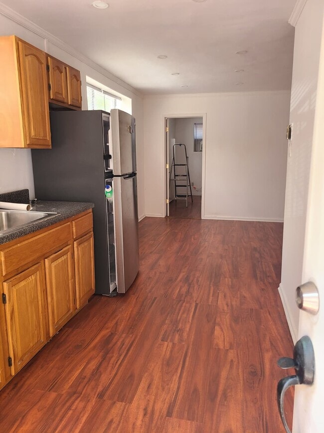 Building Photo - 708 Ave Y