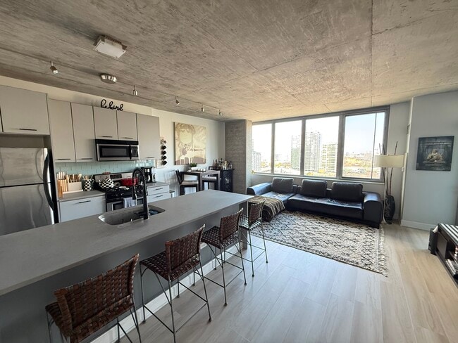 Living Room - 659 W Randolph St