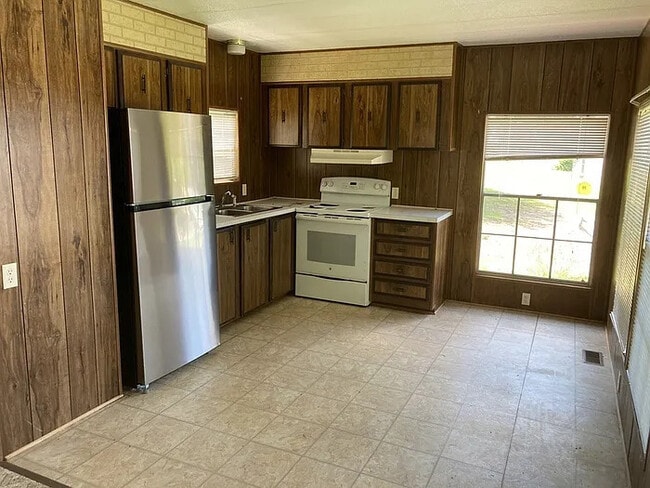 Building Photo - 2 Bedrooms 1 bathroom