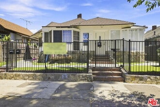 Building Photo - 2910 S Budlong Ave