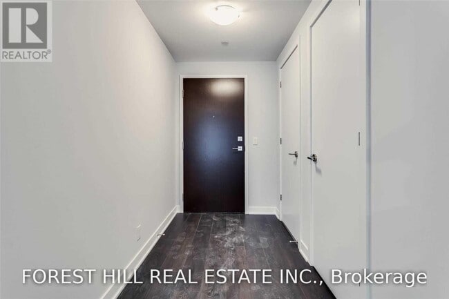 Building Photo - 2221 Yonge St